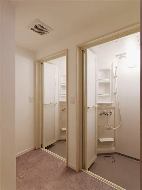 【シャワー室です】<br>各階に2台ずつシャワールーム洗濯場を設置してあります。
