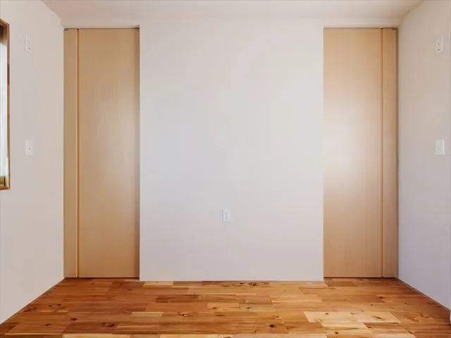 寝室片引引込戸になります。神谷コーポレーションのSINAを使用しており、開けた時の開放感が一般の高さのドアとは違います。
