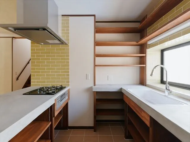 【1階キッチン】<br>開放棚を多めに設置し、収納力もあります。作業しやすい動線になっております。