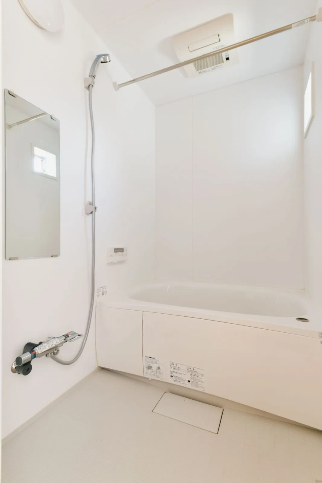 【バスルーム】<br>白を基調とした清潔感のあるバスルーム。<br>追い炊き機能付き。<br>部屋干し用の暖房乾燥機付きです。