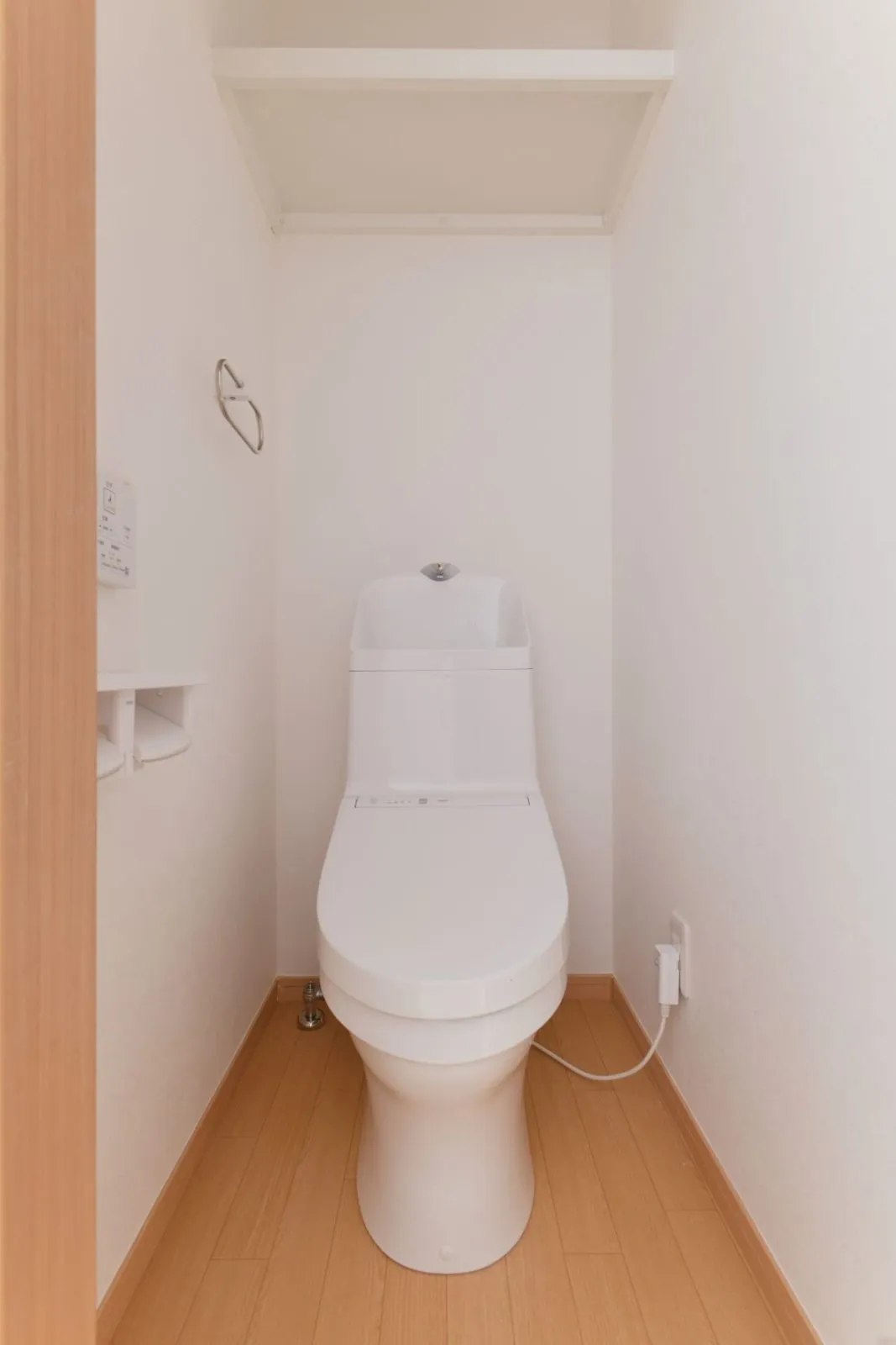 【トイレ】<br>白を基調としたシンプルなトイレ。<br>トイレのpdf説明書は下記のリンクへ<br>http://gigaplus.makeshop.jp/2016/products/2019/TOTO_ZJ-s.pdf