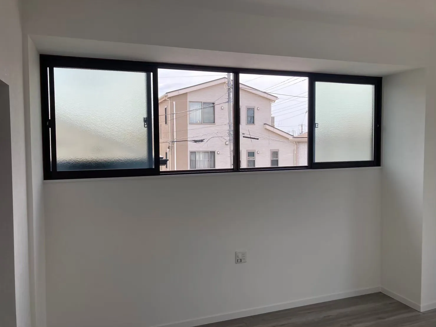【2階洋室内窓設置】<br>YKK「マドリモ内窓プラマードU」を設置。<br>今ある窓に内窓を取付けて二重窓にし、窓の断熱性を高めることができ、室外からの騒音対策にも効果的です。<br>先進的窓リノベ補助金対象工事です。