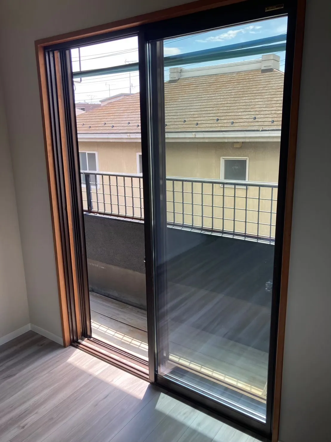 【2階洋室内窓設置】<br>YKK「マドリモ内窓プラマードU」を設置。<br>今ある窓に内窓を取付けて二重窓にし、窓の断熱性を高めることができ、室外からの騒音対策にも効果的です。<br>先進的窓リノベ補助金対象工事です。